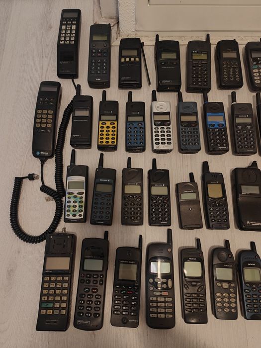 78 zabytkowych telefonów komórkowych – Nokia, Ericsson, Siemens, Sony.