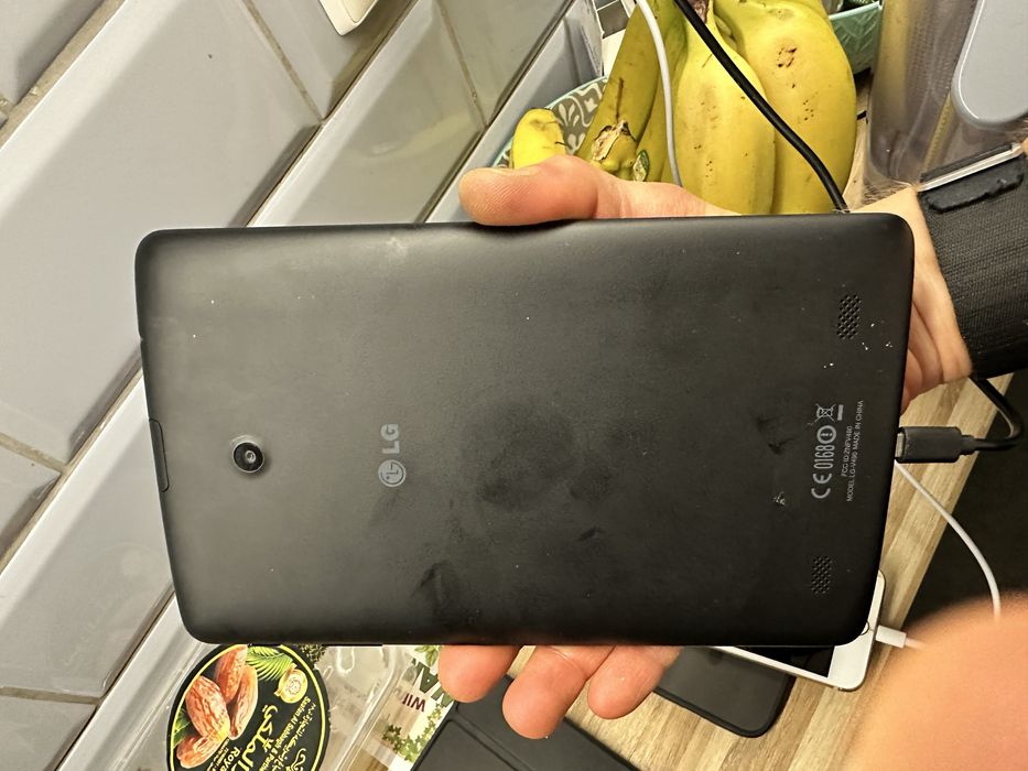Stary tablet LG. Ekran z cieniami…