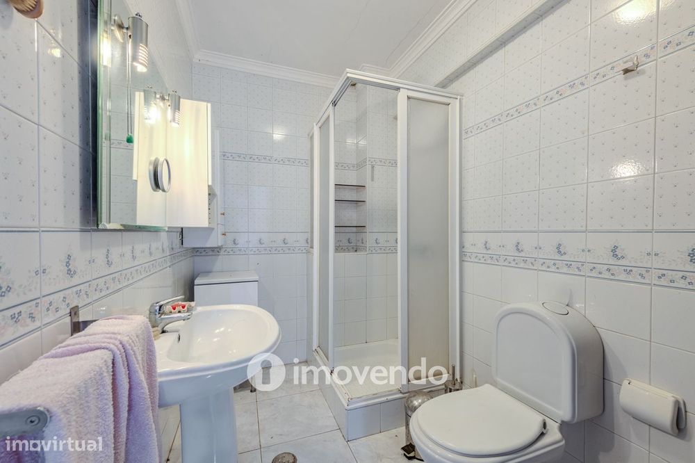 Moradia T4, com áreas amplas e jardim, em Faro
