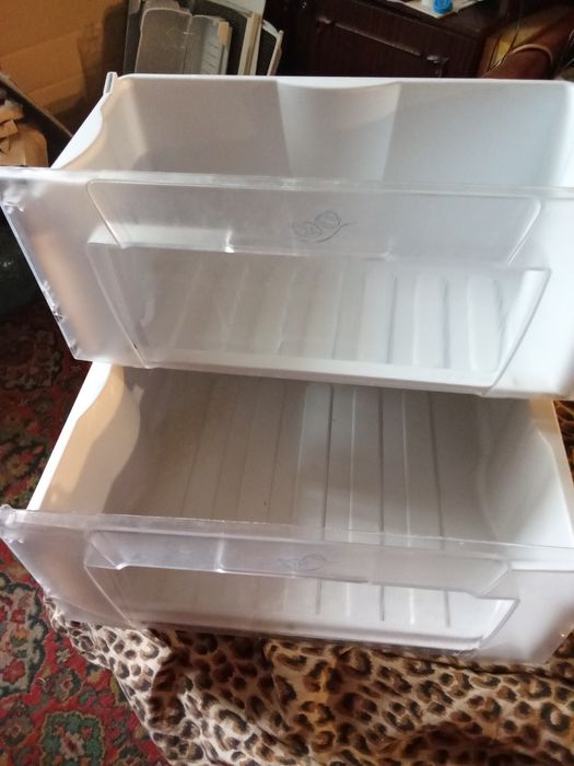 Морозилка на три полочки.Полочкі на Індезит.