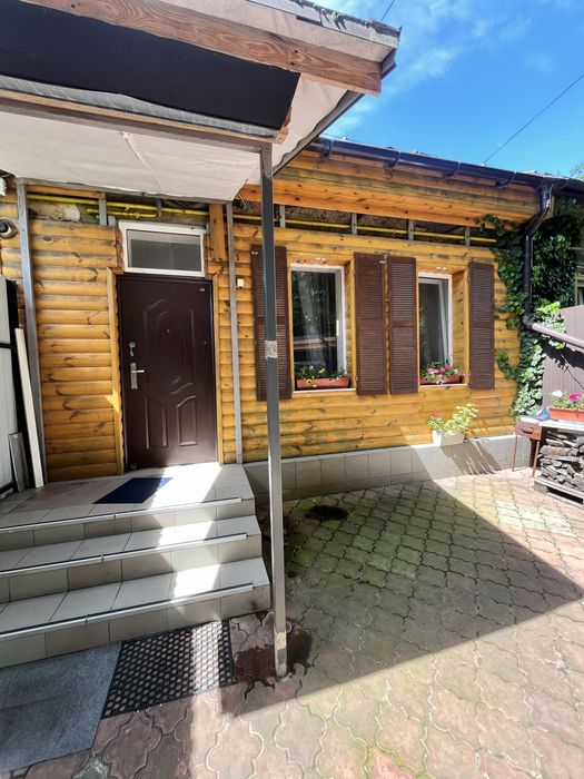 Частина будинку з власним двором