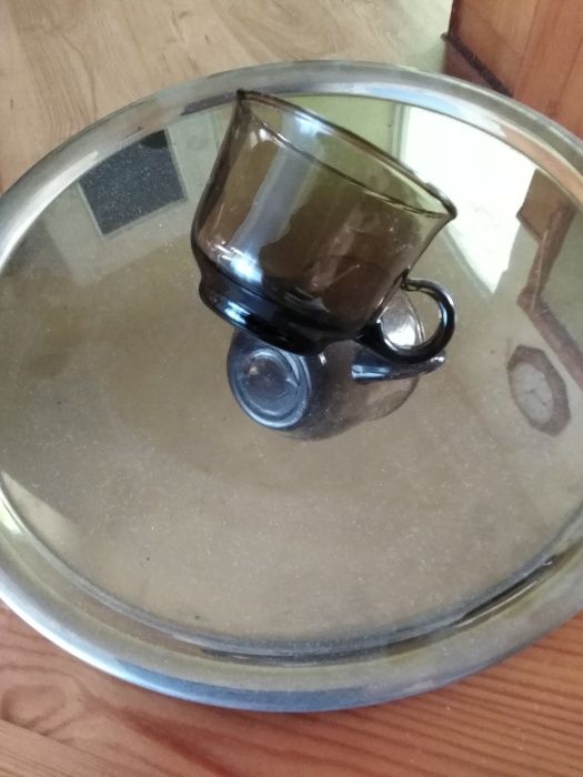 filiżanki z podstawkami z czasów prl ciemne szkło