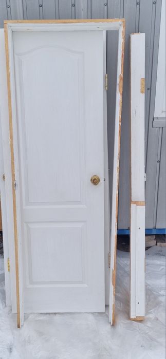 Продаю двері з коробками петлями ручками