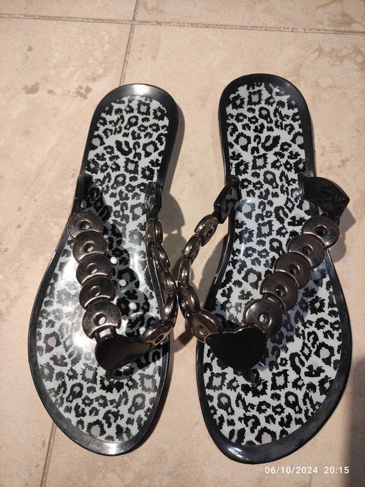 Chinelos de dedo pretos