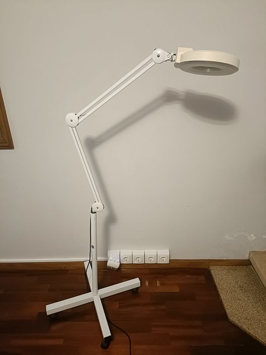 Lupa estética  extensível com luz