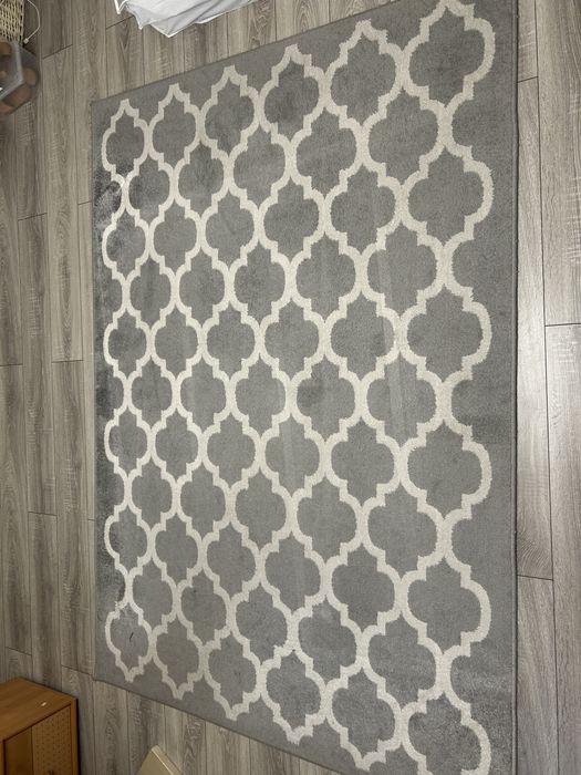 Szary dywan z wzorem