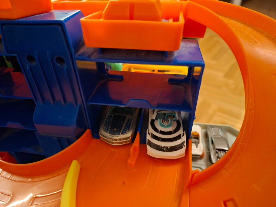 Hot Wheels mega garaż T-Rexa + samochodziki