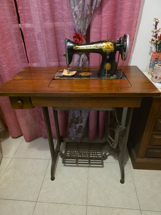 Máquina da costura SINGER
 Com móvel original com uma gaveta