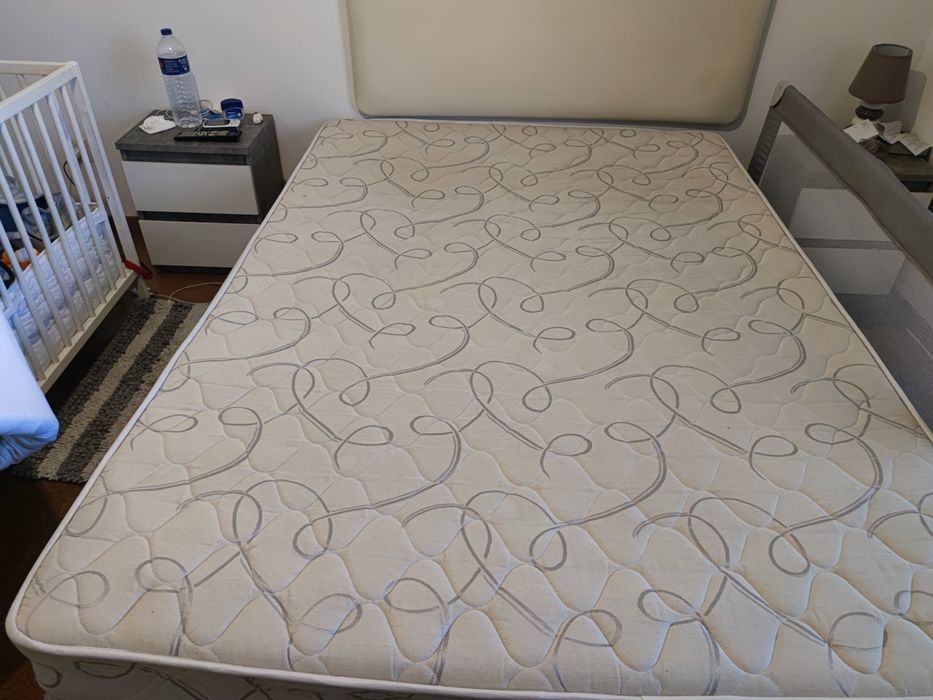 Cama sommier + cabeceira + colchão