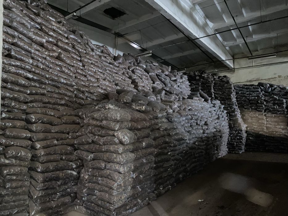 Соснова кора. Кора. Мульча. Шишки. Ландшафт. Сад.