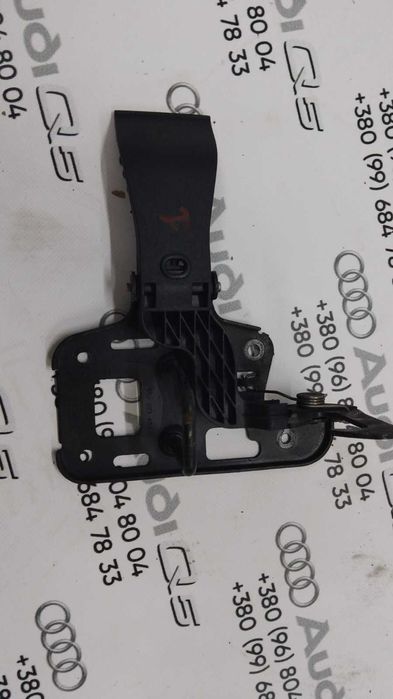 Накладка лапка замок капота Audi Q5 q5 Кю 5 8R 2008-2017