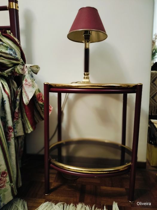 Cama de ferro, mesas cabeceira e candeeiros