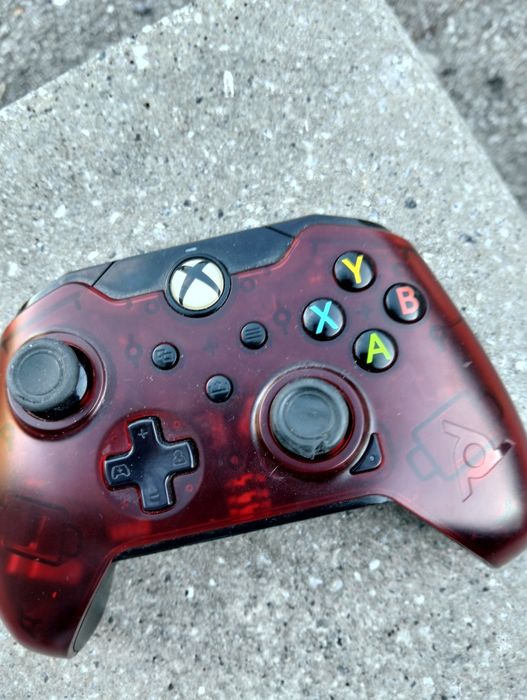 Dois comandos da xbox one s semi novos