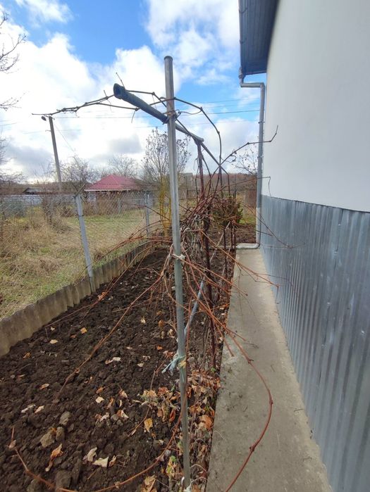 Продається добротна дача на околиці міста (ліс, джерело, чисте повітря