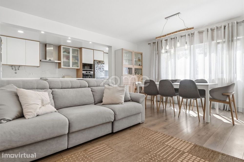 T2 remodelado com 108 m² em Carnaxide, junto à Escola Secundária