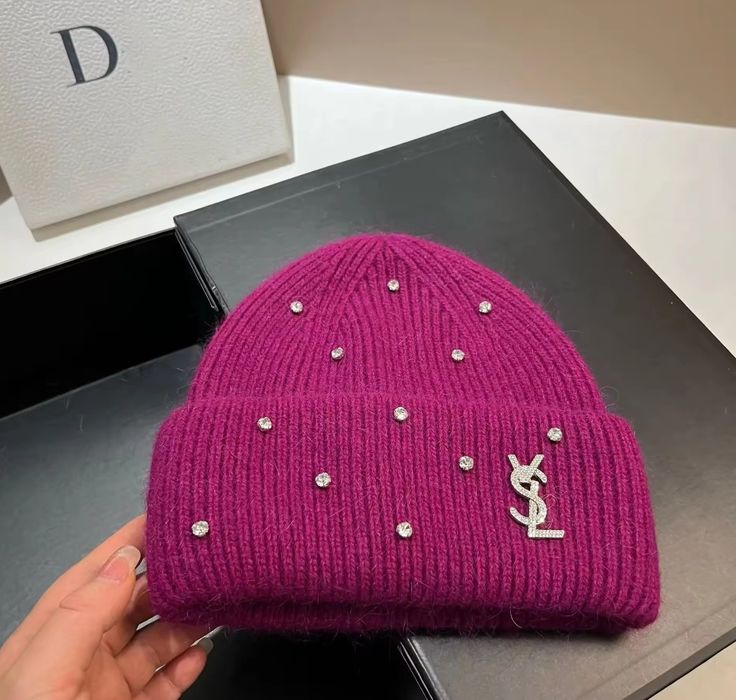 Przepiękna czapka fuksja z perełkami YSL