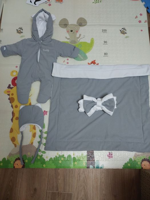 На выписку из роддома конверт, комбинезон,  шапочка