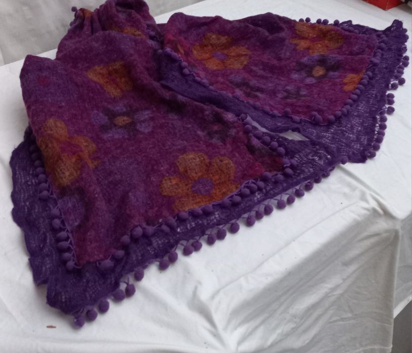 Écharpe unisexo tons roxo e laranja com berloques