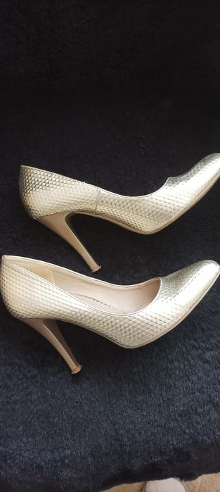 Złote szpilki  eleganckie