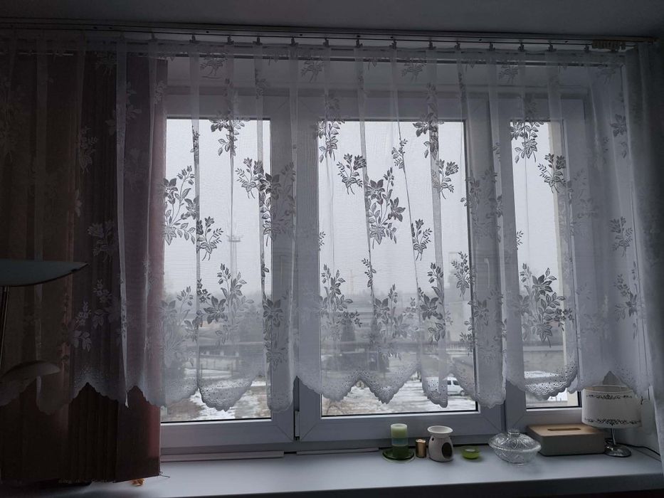 Biała firanka wzór  kwiatowy dołem falowana dł. 118 cm, szer. 360