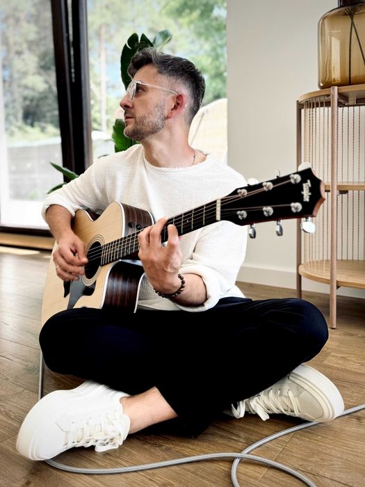 Lekcje gry na gitarze.