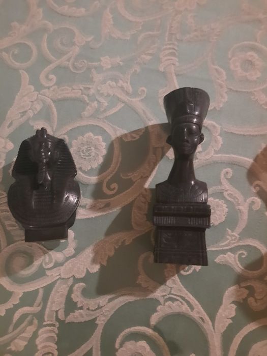 Egipskie figurki  alabastrowe. Nefretete i Tutenchamona