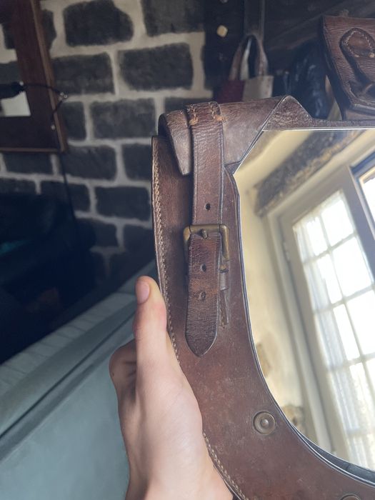 Espelho de “Arte de Trincheira” em Couro