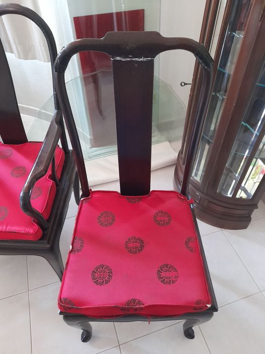 Mesa extensível escura, oriental com 8 cadeiras. 

Tem uma parte do vidro partida.
Poderá usar a mesa sem os vidros.

As cadeiras algumas soltaram se