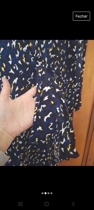 Vestido com fecho nas costas. E laçada a frente
