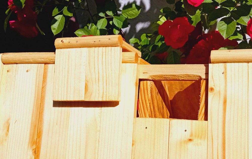 Drewniany domek szachulcowy karmnik z zasobnikiem na ziarno