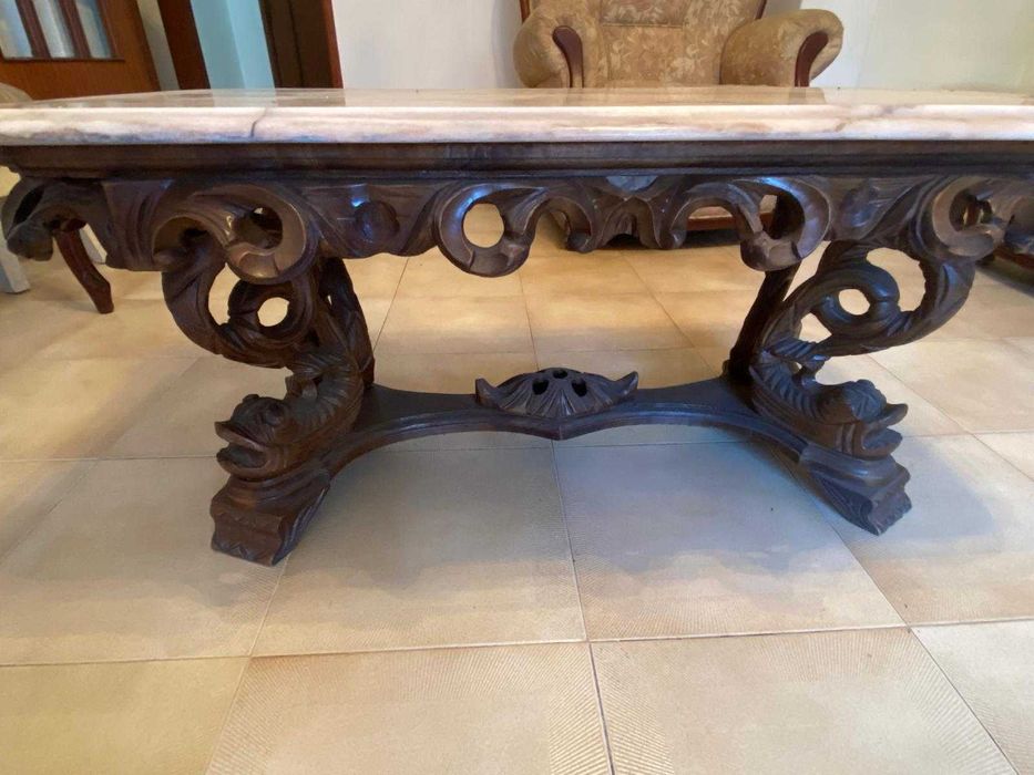 Mesa de centro de sala com base em madeira e tampo em marmore