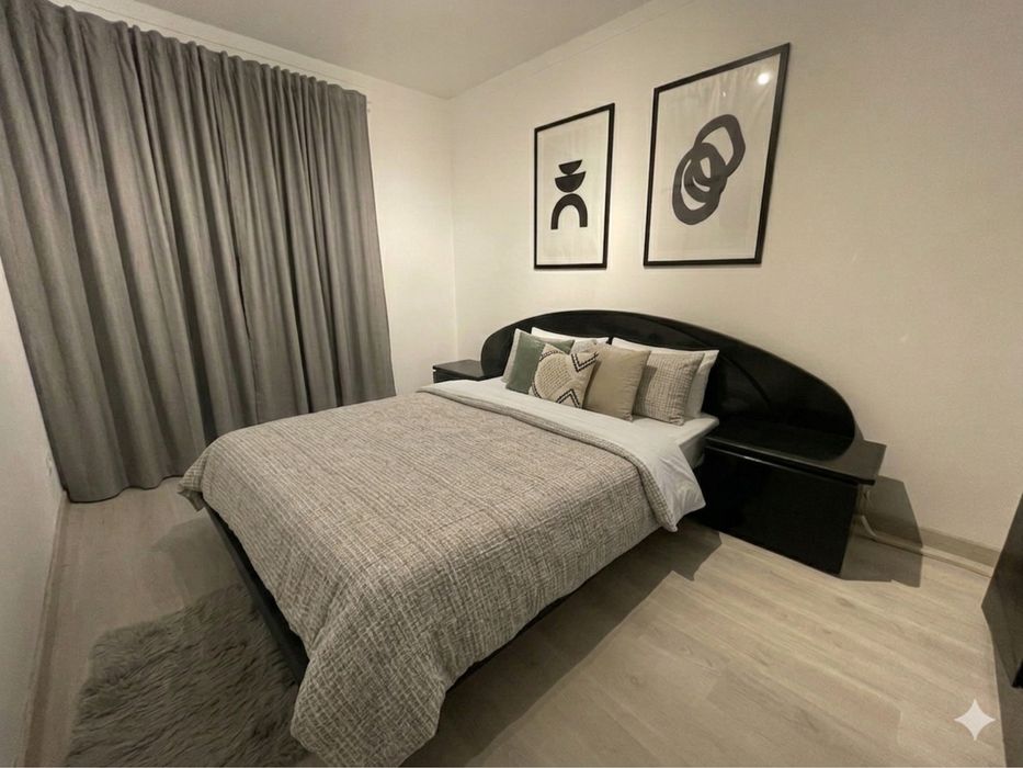 Cama com estrado e colchao + mesas de cabeceira + comoda