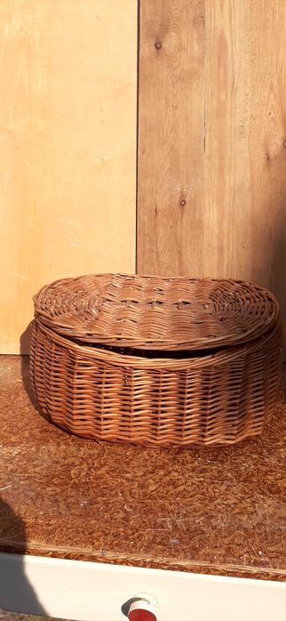 Pojemnik wiklinowy z deklem.