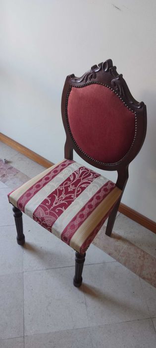 Cadeira em madeira trabalhada, em excelente estado