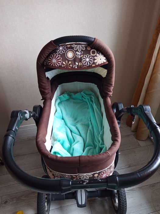 Продається дитяча коляска. Чіпляється додаткого на прогулочну. Може бути як для хлопчика так і для дівчинки. Один нюанс пускає одне колесо. Самовивіз.