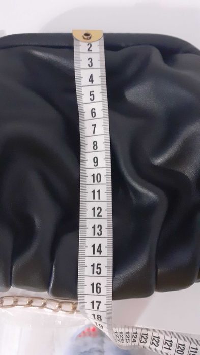 Nowa mała czarna torebka na łańcuszku