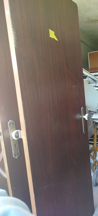 Porta de quarto castanha