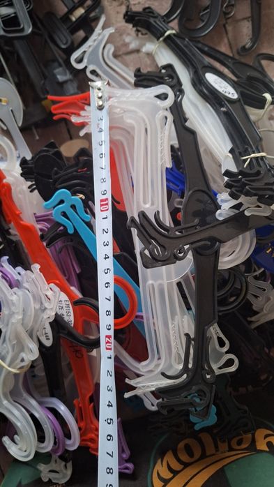 Вішаки для одягу різні