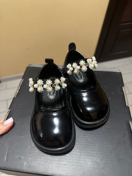 Чорні туфельки для дівчинки