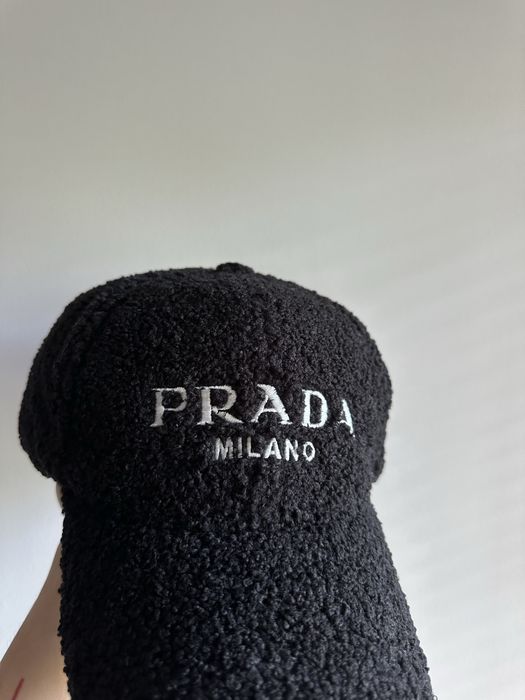 Czarna czapka prada milano