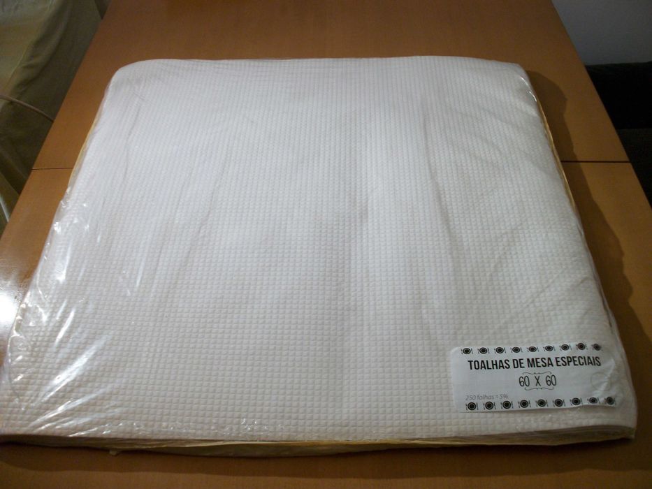 Toalhas de Mesa Papel 60x60 250folhas +/- 5% 1000folhas