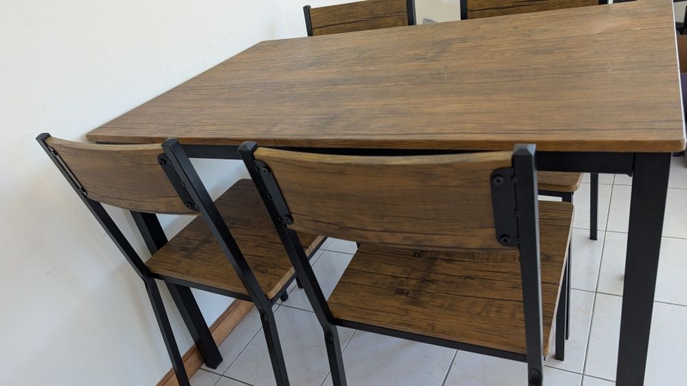Mesa de jantar com 4 cadeiras