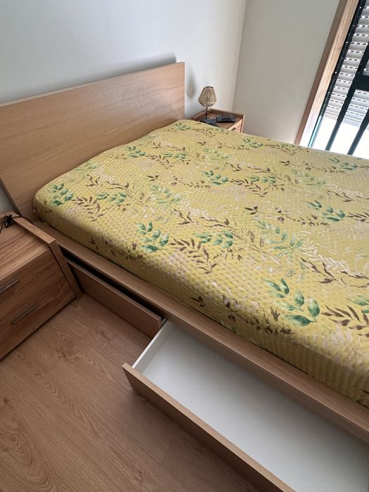 Cama de casal com arrumação e colchao