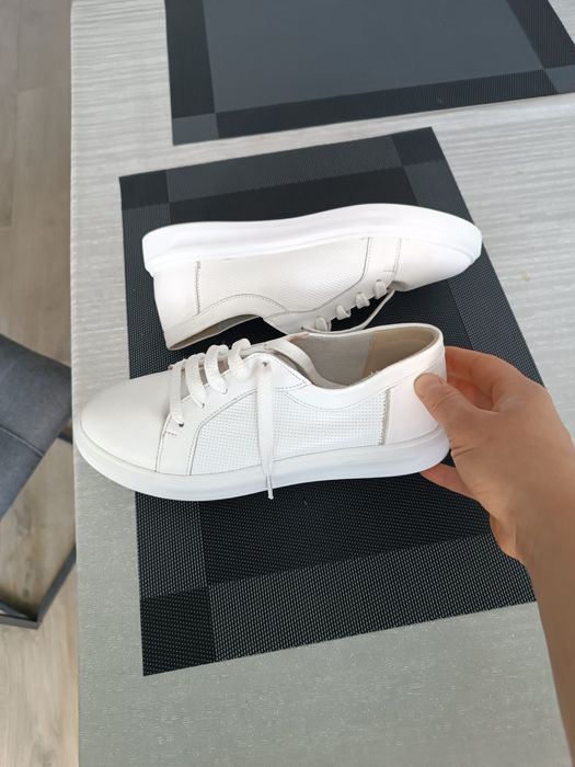 Біленькі стильні кеди.