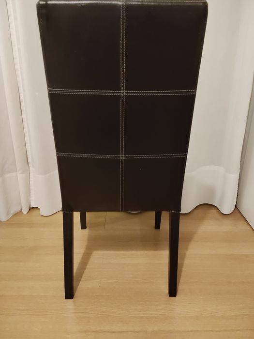 Cadeira de pele castanha com pés em wengue