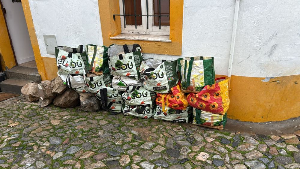 Recolho entulho em ruas estreitas de  Évora