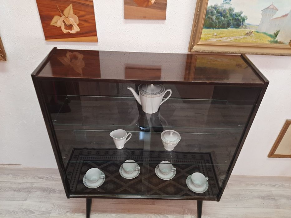 Komoda-witrynka w stylu vintage