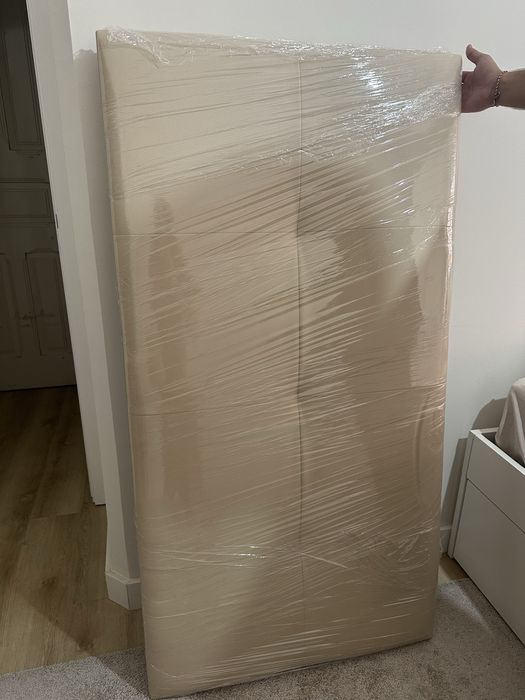 Cabeceira de cama bege em napa