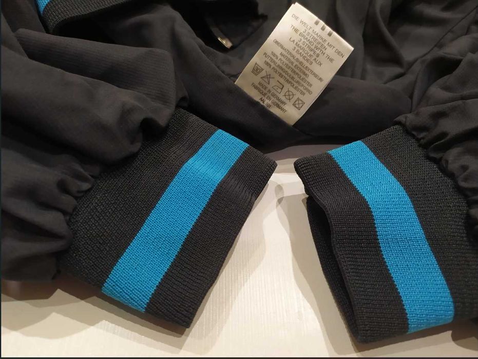 Ветровка  Adidas р-р- XL ( пр-во Германия)