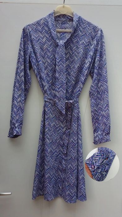 Vestido às riscas com gravata e cinto